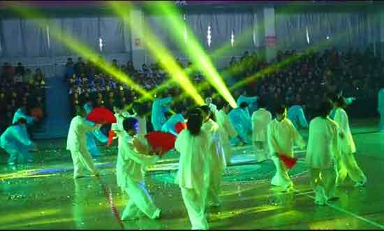 天津市河东区第七届全运会开幕式 袁均 2013.4.24 天津市第四届《体彩杯》全民健身运动会系列活动暨河东区第七届全民健身运动会于2013年4月23日下午在第102中学文体馆举行,我们中山门互助西里众望谊康健身队选拔了十几名优秀队员参加河东区太极拳协会综合拳术表演节目,在全场第五个节目演出。共有四个队同时分别表演太极拳、剑、刀、扇,我们队参演的是新改编的太极功夫扇,为了准备这个节目,队员们克服各种困难,排练了一个多月,采用统一的音乐男儿当自强,威武雄壮,表现了刚柔并济,太极雄风,四个队分别穿著蓝、