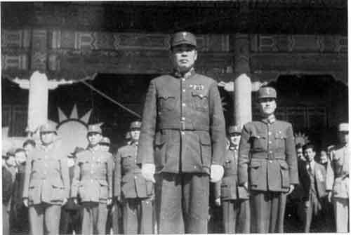 第十一战区司令长官孙连仲将军作为中方代表,立于太和殿台基下的受降